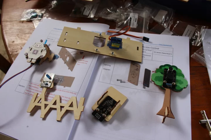 Smart Home STEM Kit Sensors Servo installation