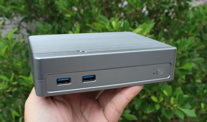 Fanless Intel N100 mini PC front panel