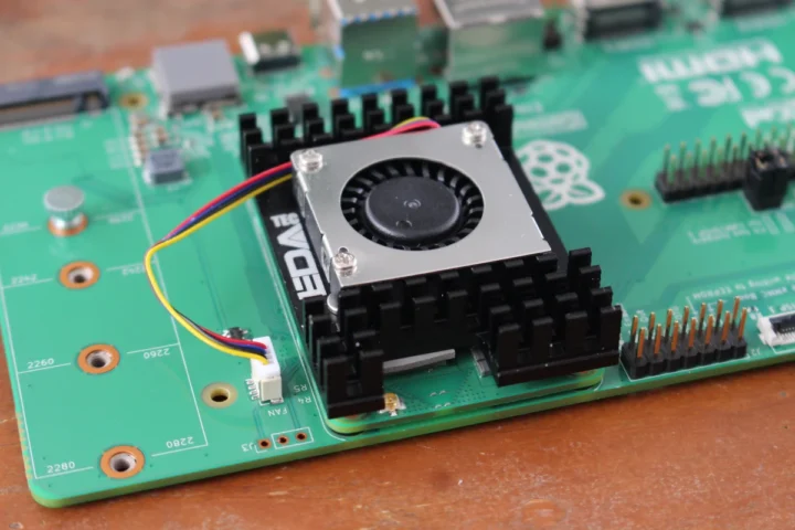 EDATEC Active Cooler installed on Raspberry Pi CM5 IO board